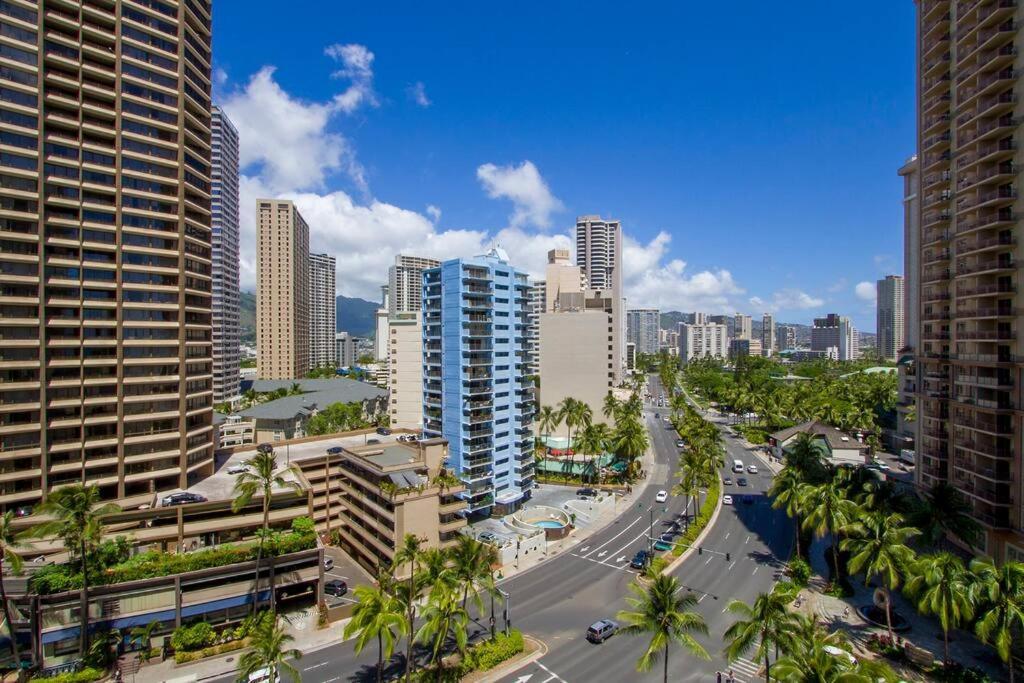 Resort Life At A Low Price- Ilikai Hotel ホノルル エクステリア 写真